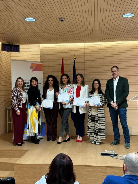 El equipo docente de Educación Infantil del CEIP Luis Costa recibe el primer premio de Experiencias Educativas