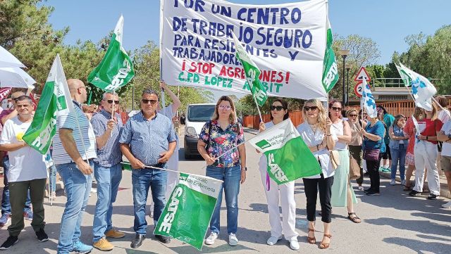 SATSE Murcia se concentra contra las agresiones en el CPD ´López Ambit´