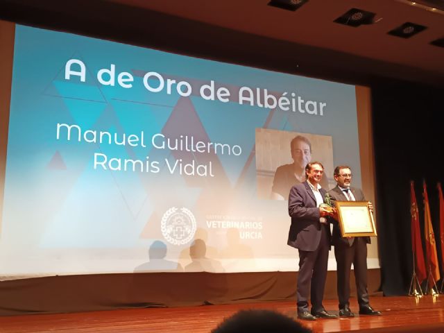 Los profesores de la UMU Antonio Juan García y Guillermo Ramis reciben el reconocimiento del Colegio de Veterinarios de Murcia