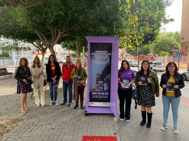 Una puerta violeta sensibiliza en las pedanías de Murcia sobre la violencia machista