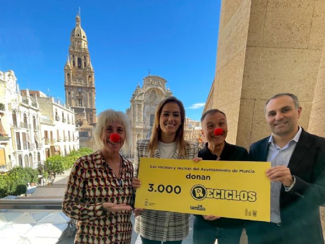 Los murcianos donan 3.000 Reciclos a Pupaclown reciclando latas y botellas de plástico en el contenedor amarillo