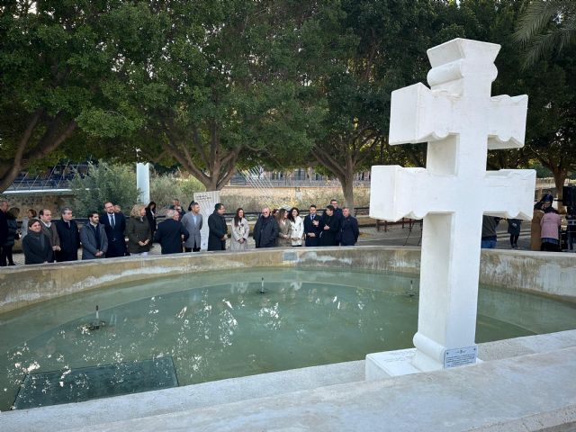 Una gran Cruz de Caravaca señala el Camino de Levante en la ciudad de Murcia