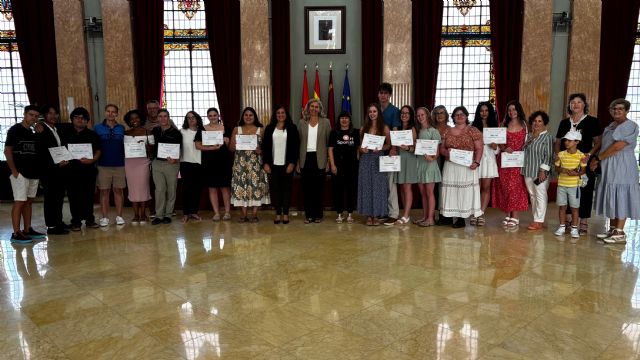 Estudiantes americanos de la Universidad de Loyola reciben sus diplomas en el Ayuntamiento de Murcia