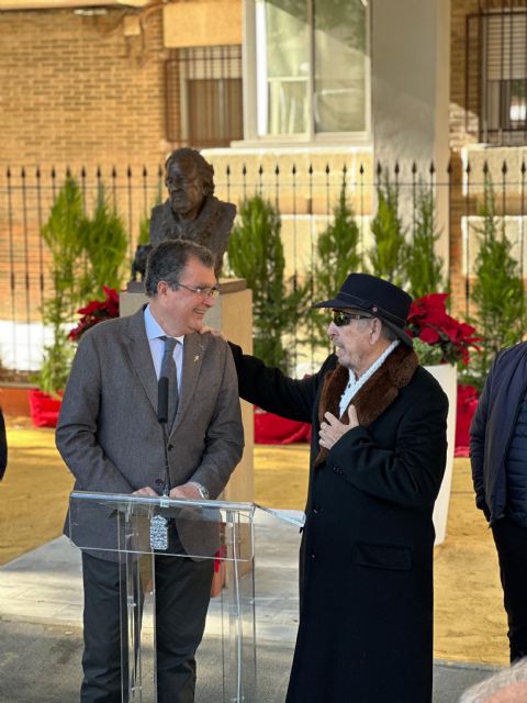 Nieve y efectos especiales en la plaza de Belluga para recibir a Papá Noel en Murcia