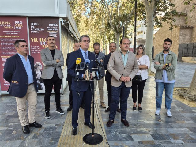 El Ayuntamiento de Murcia impulsa el comercio local con la feria 'Murcia está de moda' en el Paseo Alfonso X