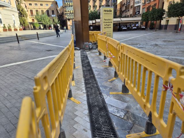 Murcia avanza en la mejora de infraestructuras con la renovación de las rejillas de drenaje en la Plaza Julián Romea