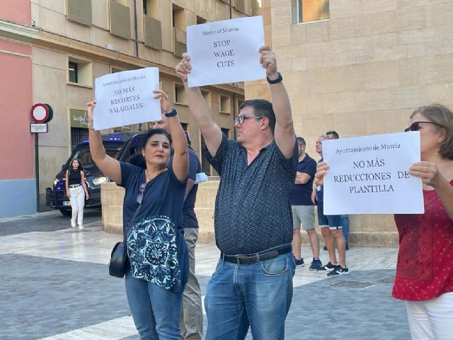 Delegados de CCOO y UGT protestan en la recepción a los ministros de exteriores de la Union Europea