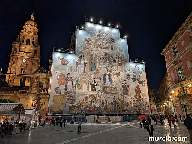 La lona de la Catedral no se ajusta a la legalidad por contener publicidad